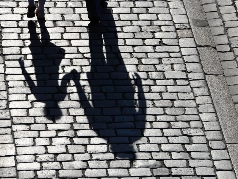 Stirbt bei Alleinerziehenden der Expartner sollte schnellstens die sogenannte Erziehungsrente beim zuständigen Rentenversicherungsträger beantragt werden. Foto: Matthias Hiekel/zb/dpa