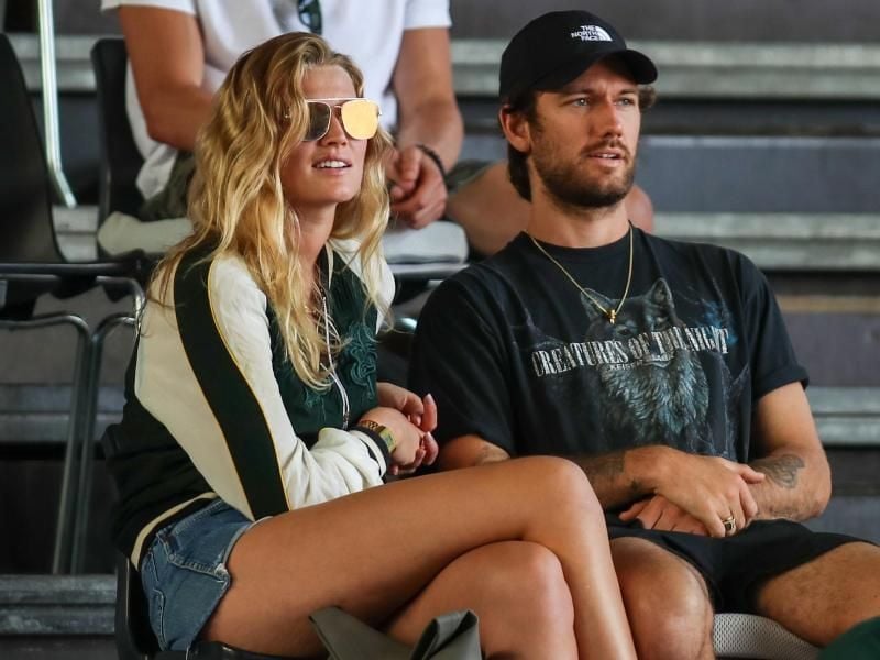 Toni Garrn und Alex Pettyfer sitzen bei einem Tennistunier auf der Tribüne. Foto: Andreas Gora/dpa/Archivbild