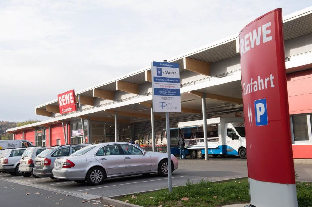 Auf dem Rewe-Parkplatz in der Weißenfelser Straße sollte man sich vor dem Abstellen des Autos die Beschilderung genau durchlesen.