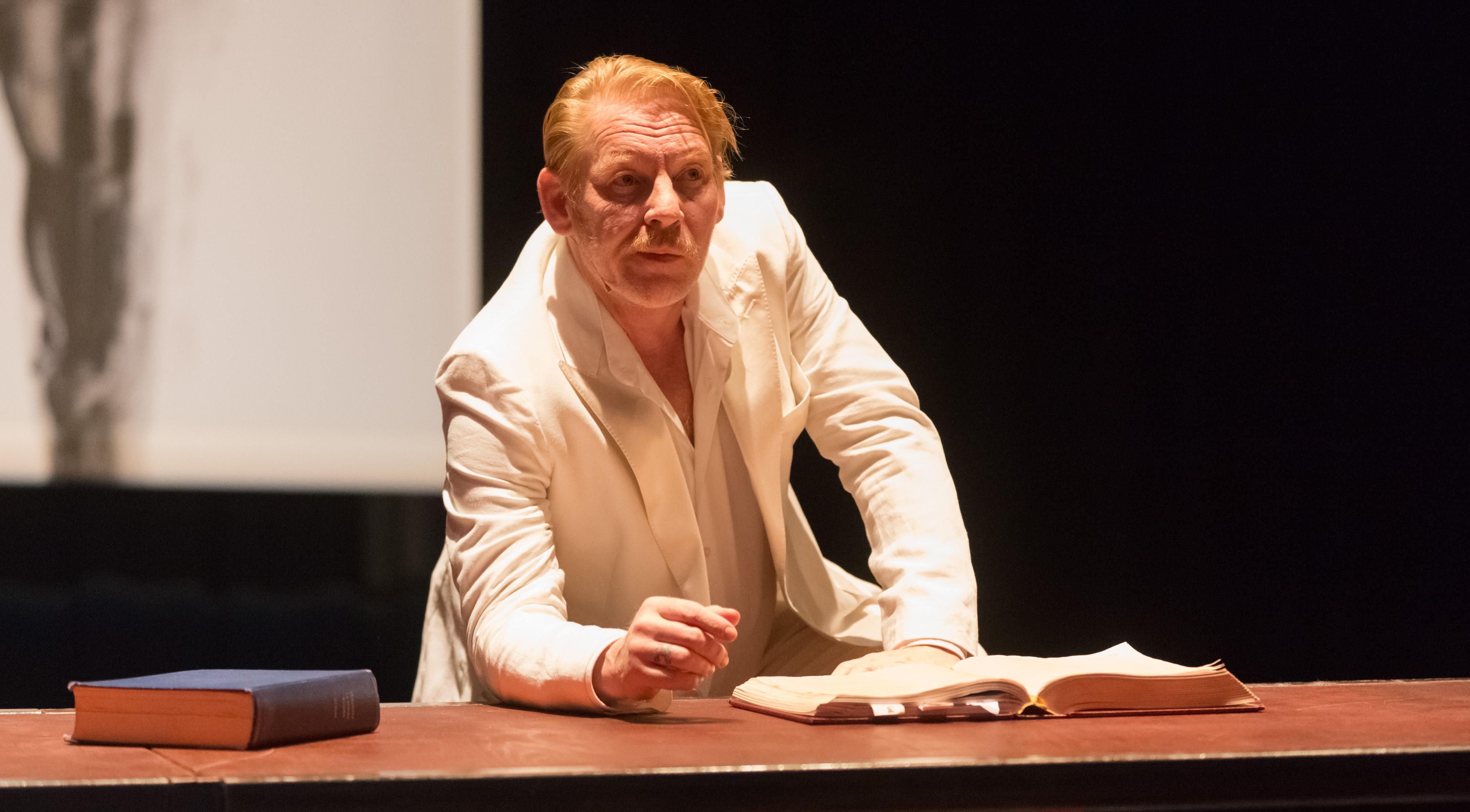 Ben Becker mit seinem Programm "Ich, Judas -Einer unter euch wird mich verraten" im Kulturhaus Weißenfels.