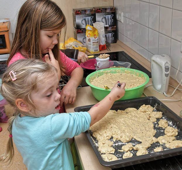 Lilli-Fabienne und Lea-Sophie gehören zu den fleißigen Bäckern in der Kita „Sonnenkäfer“ in Rodleben.