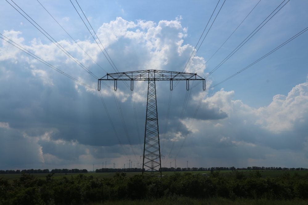 Die 220kV-Leitung (hier bei Esperstedt) soll im Zuge des Projekts Netzanbindung Südharz durch leistungsfähigere Freileitungen ersetzt werden.