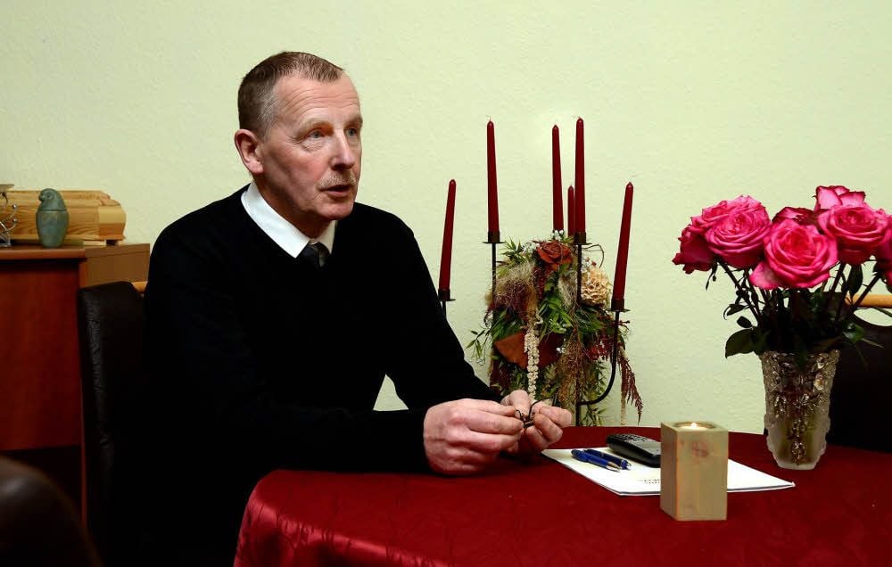 Lothar Präkels ist seit 13 Jahren Bestatter in Zeitz. Immer häufiger kommen Angehörige zu ihm, die Beerdigungen nicht allein zahlen können.