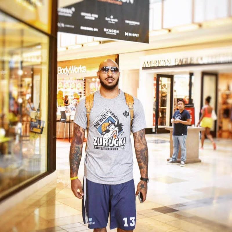 Auch im Sommer den MBC vor der Brust: Sergio Kerusch mit dem Aufstiegs Shirt in seiner Heimat.