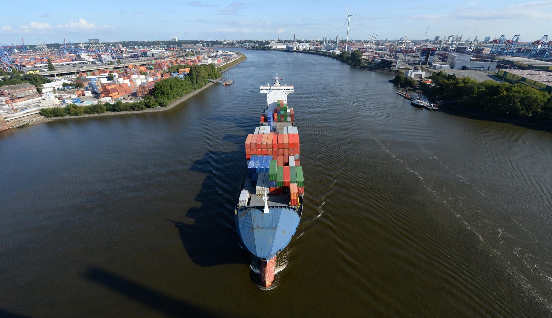 Die Elbe soll für größere Containerschiffe befahrbar gemacht werden.