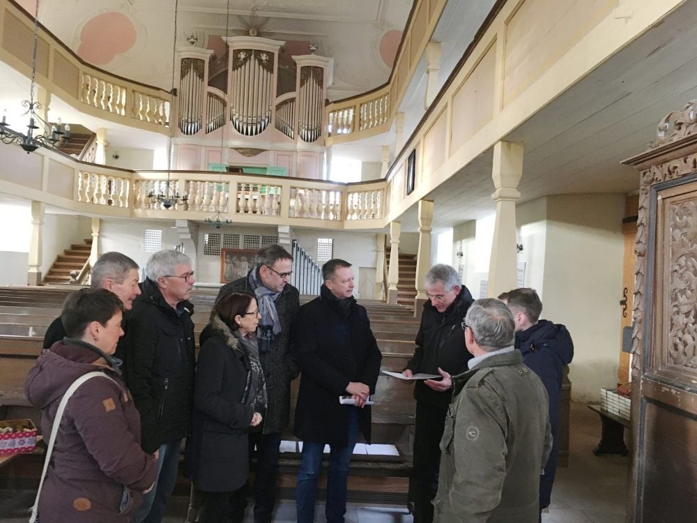 Die Restaurierung der Schönburger Orgel soll vollendet werden. Die Kirche hofft deshalb auf Bundesmittel aus dem sogenannten Orgelbauprogramm des Bundes. Orgelsachverständiger Gerhard Schieferstein (3.v.r.) erläutert Bundestagsabgeordneten Dieter Stier (4.v.r.) das Projekt.