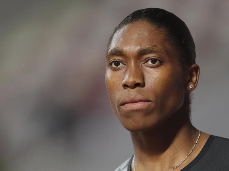 Caster Semenya klagt gegen eine umstrittene Regel des Leichtathletik-Weltverbands zum Testosteron-Limit bei Läuferinnen. Foto: Kamran Jebreili/AP/dpa