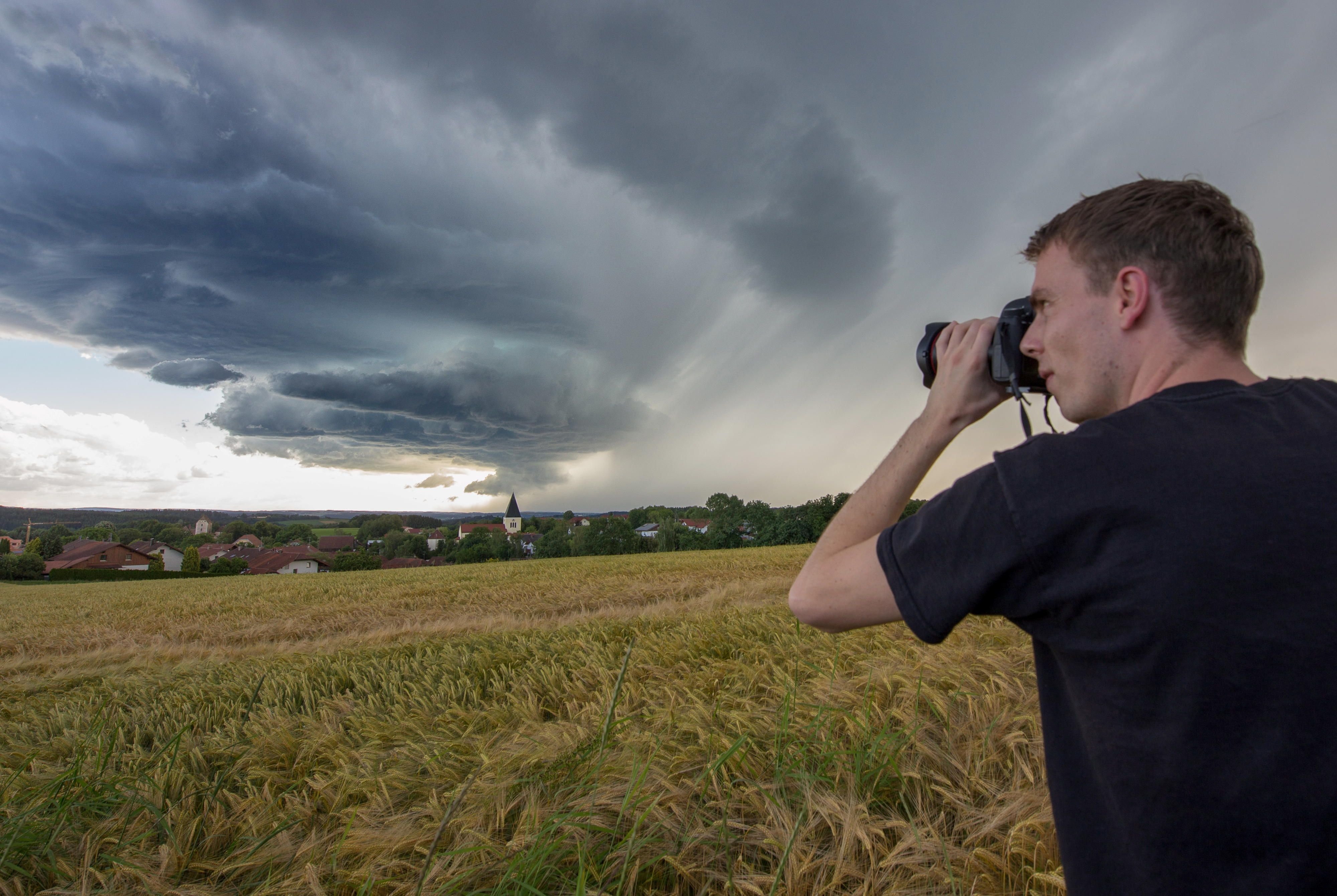 Der «Sturmjäger» Benjamin Wolf fotografiert am 16.06.2016 bei Passau (Bayern) eine Wolkenformation.