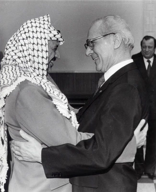 Auch als Erich Honecker an die Spitze aufstieg, änderte sich nichts an der Doktrin der DDR-Führung, insgeheim Waffen an die Feinde Israels zu liefern und Solidarität mit arabischen Führern wie Yassir Arafat zu pflegen.
