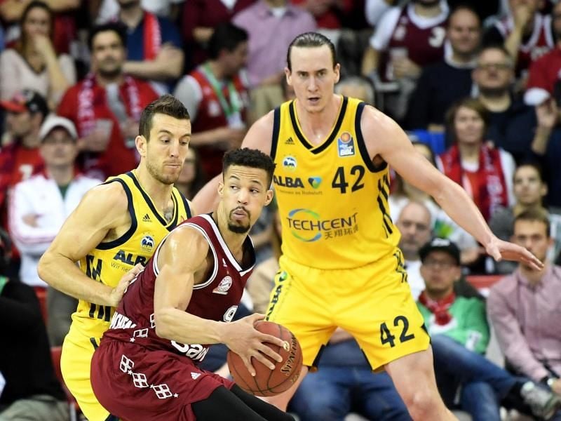 Bayerns Jared Cunningham (M) im Duell mit Albas Spencer Butterfield (l) und Denis Clifford (r). Foto: Peter Kneffel