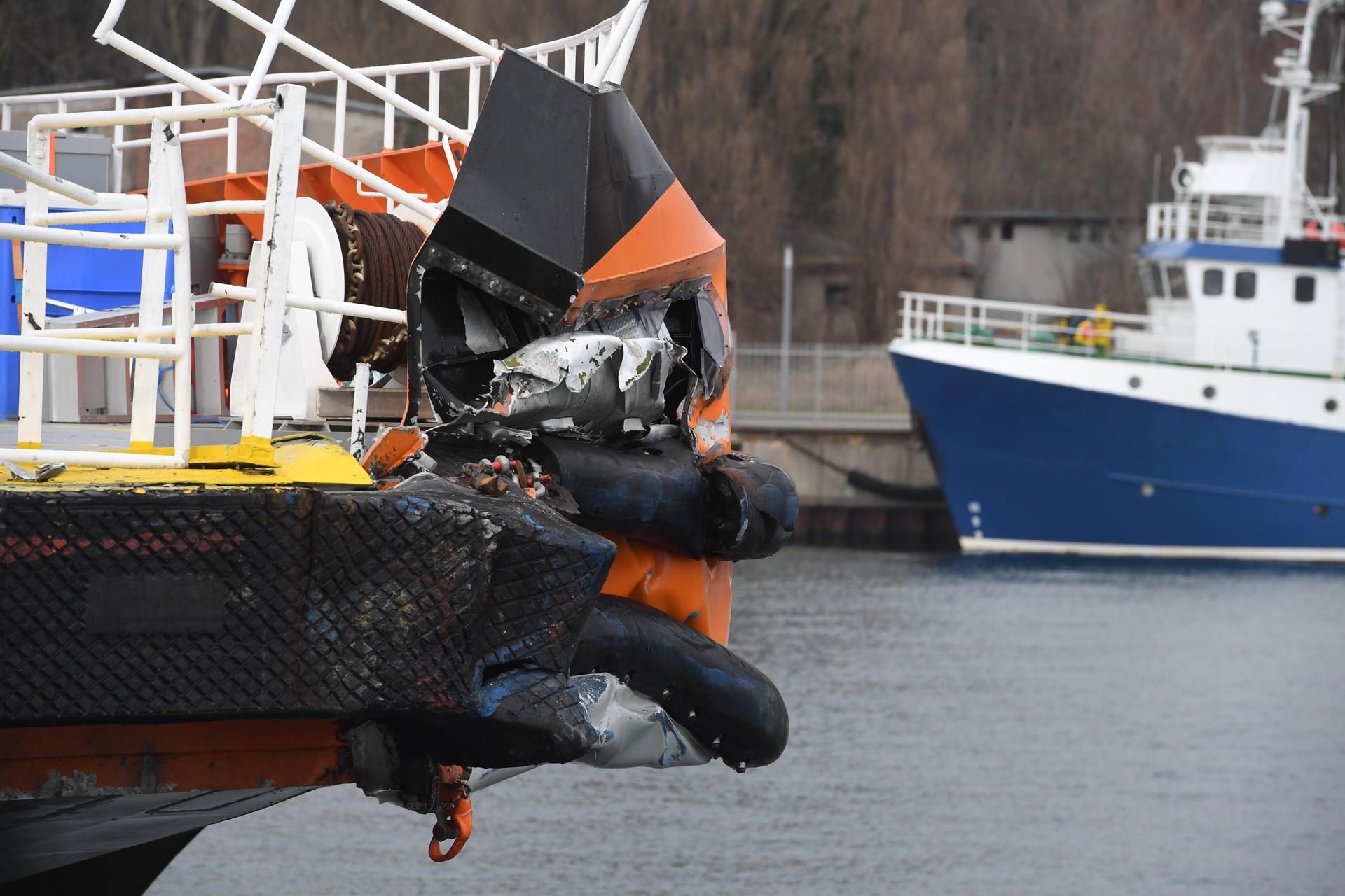 Der Offshore-Versorger „World Bora“ liegt nach einem Unfall im Stadthafen von Sassnitz.