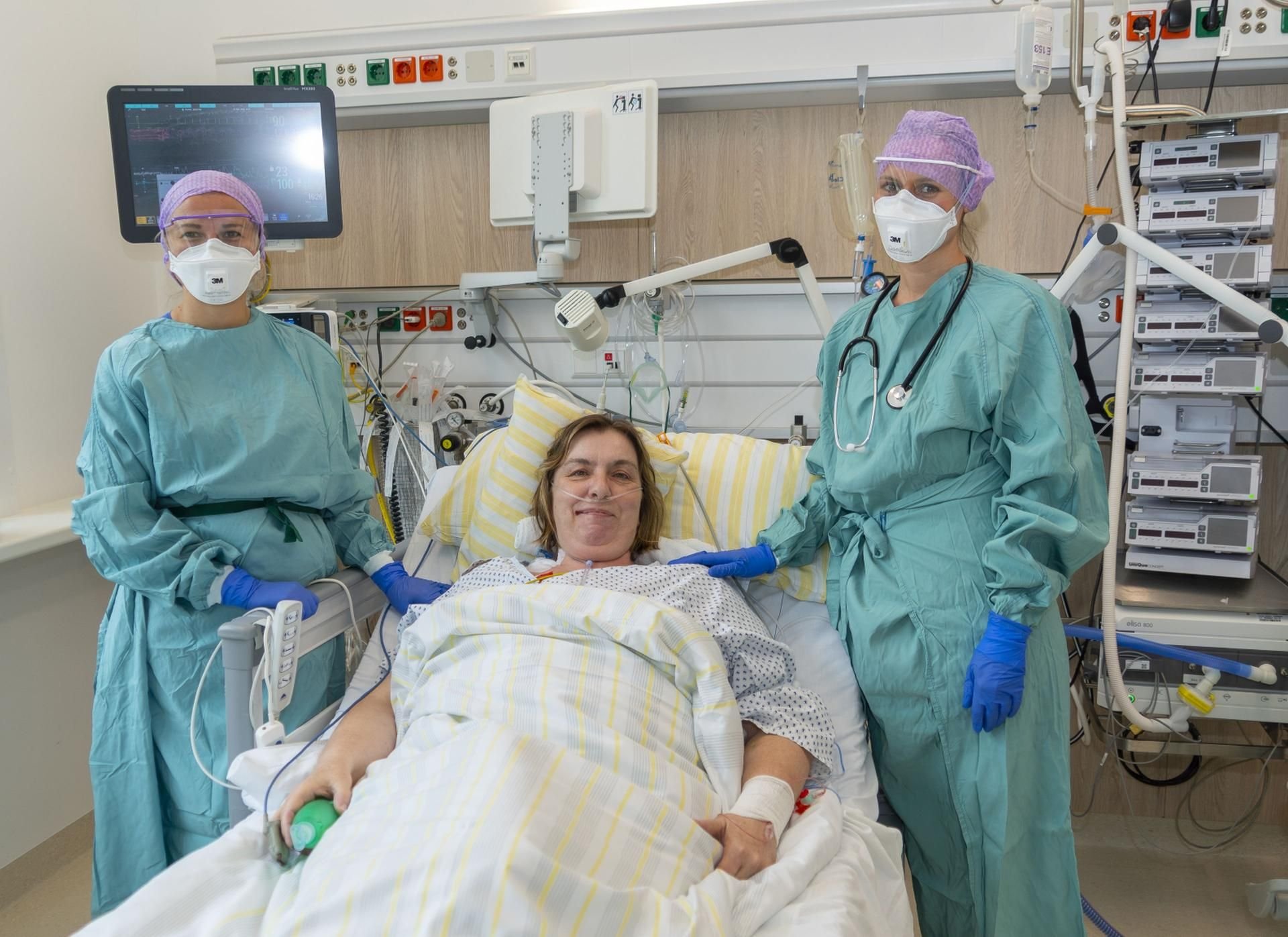 Intensivschwester Marie Kucianova (links) und Dr. Laura Heim, Ärztin in Weiterbildung (rechts), gehörten zum Team der Intensivstation, die 20 Tagedie Covid-19-Patientin Jenny Fischer versorgt haben.