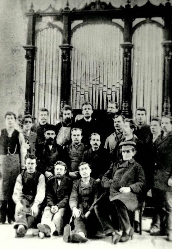 Friedrich Ladegast (rechts sitzend) und seine Mitarbeiter