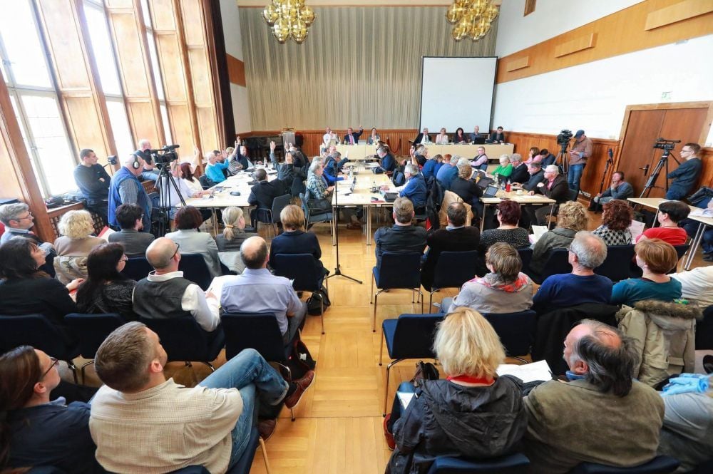 Eine Sitzung des Stadtrates mit zahlreich anwesenden Bürgern.