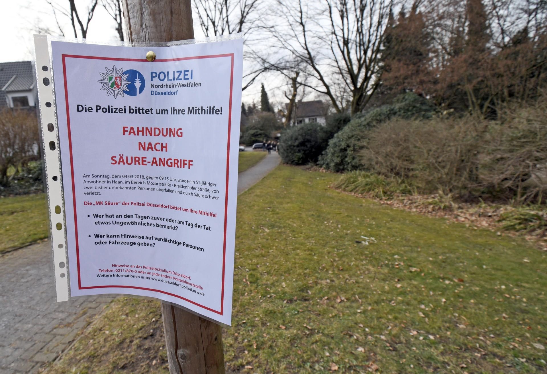 Auf einem Plakat bittet die Polzei die Bevölkerung um Mithilfe bei der Aufklärung nach dem Säureangriff auf den Finanzvorstand des Energieversorgers Innogy.