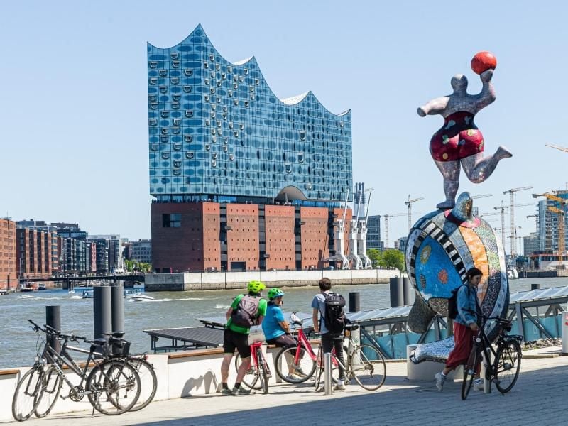 In der Hamburger Elbphilharmonie wird die Auslosung für die EM 2024 stattfinden. Foto: Markus Scholz/dpa