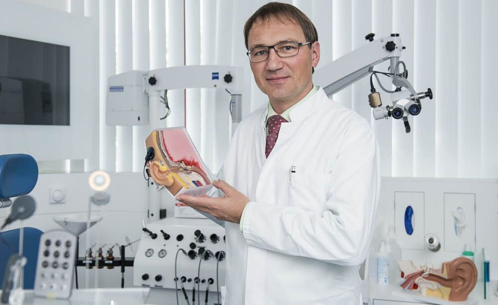 Professor Stefan Plontke will seinen Patienten bei einem Hörsturz eine optimale Therapie anbieten. Dazu leitet er eine bundesweite klinische Studie.