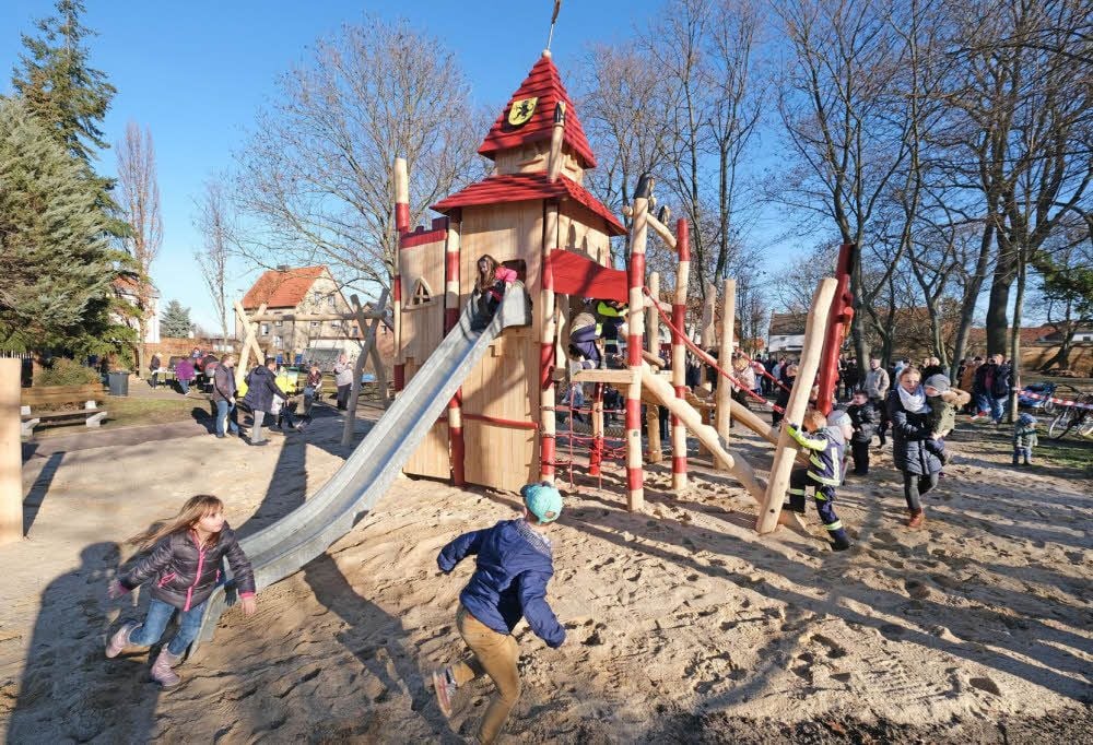 Rutschen, klettern, rennen: Junge Roitzscher testen die „Rabenburg“ im Historischen Park nach der Übergabe.