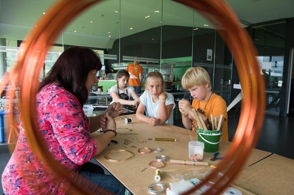 Kreative Werkstatt in der Arche Nebra: Josua, Hannah und Alexandra (von rechts) basteln mit Mitarbeiterin Annett Schröder Schmuck nach bronzezeitlichen Vorbildern.