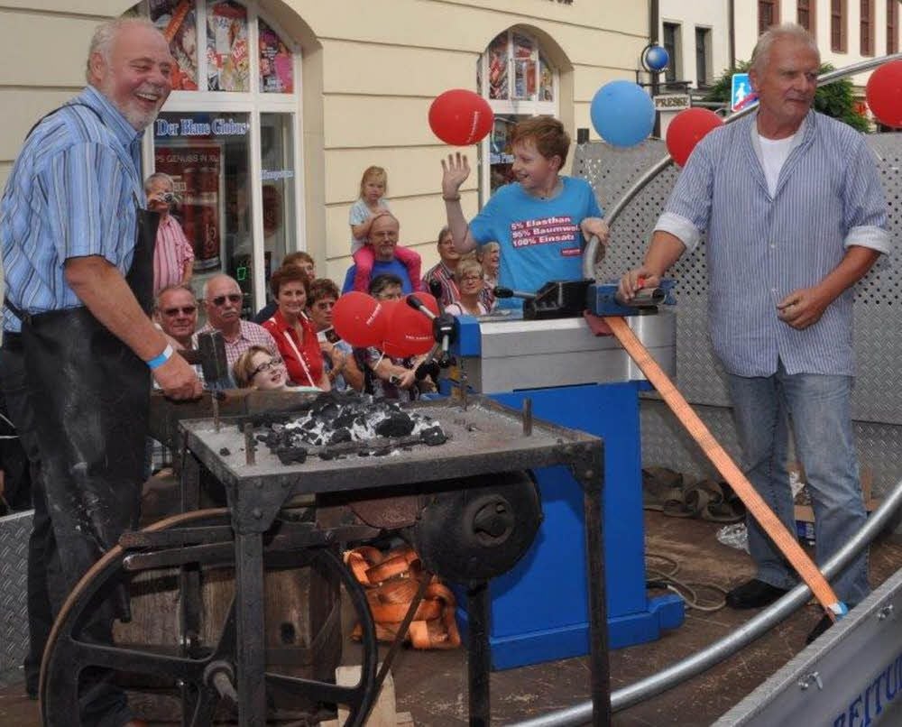 Im Wiesenumzug 2014 waren Jürgen Meinicke (links) und Wolfgang Selmat mit der mobilen Schmiede unterwegs.