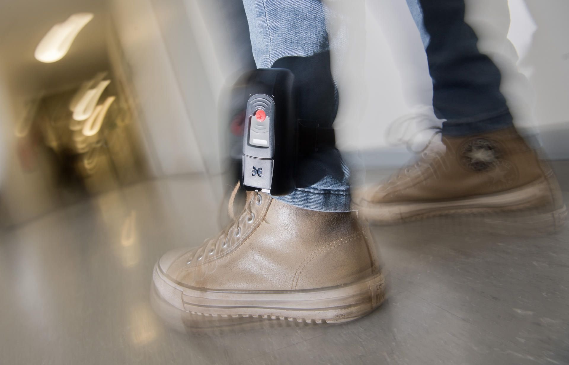 Die elektronische Fußfessel für Gefährder wurde vom Bundesrat beschlossen. (gestellte Szene)