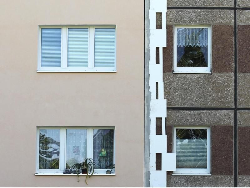 Kommt das Mietshaus in die Jahre, muss es oft instandgesetzt werden. Doch manche Maßnahme kann auch als Modernisierung gelten. Dann müssen Mieter hinterher oft mehr Miete zahlen. Foto: Jens Wolf/dpa-Zentralbild/dpa-tmn