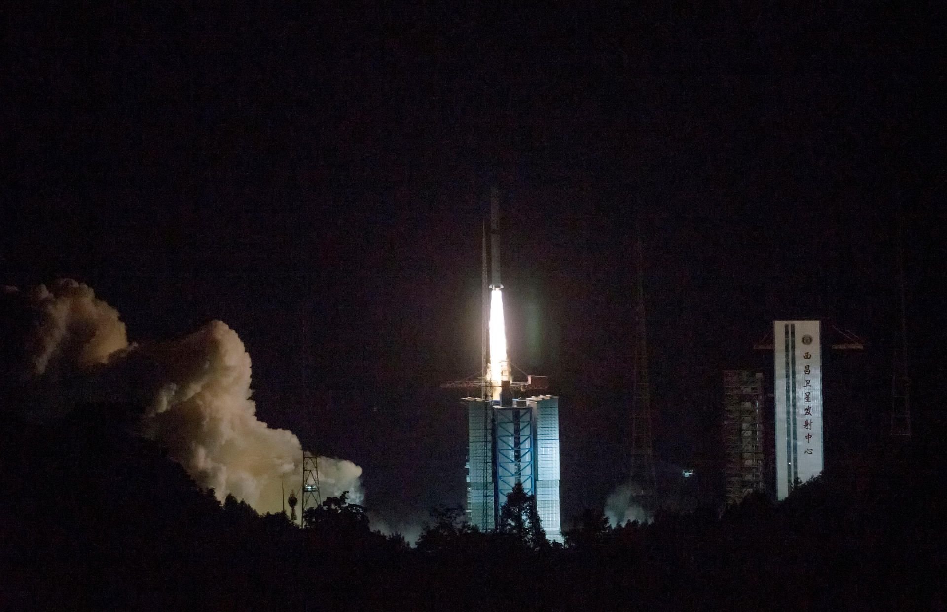Zur Vorbereitung der ersten Landung auf der Rückseite des Mondes hat China einen Übertragungssatelliten gestartet. Eine Rakete hob vom Raumfahrtzentrum in Xichang ab