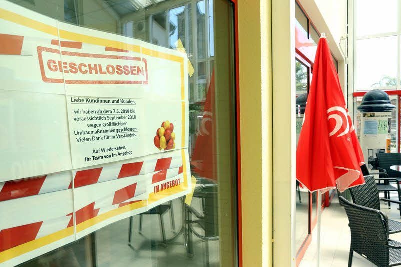 Ein Hinweis am Eingang verweist auf die Umbauarbeiten bis September.