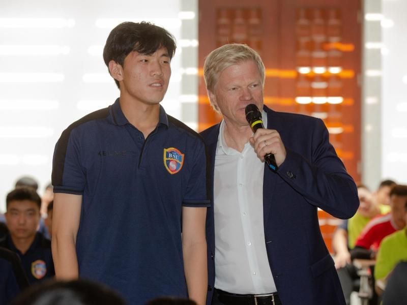 Will China bei der Ausbildung von Torhütern und Trainern Hilfestellung leisten: Oliver Kahn (r) in Peking. Foto: Markus Scholz