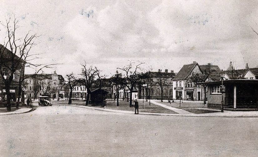 Blick auf den damaligen Waisenhausplatz mit Toilettenhaus (rechts im Bild) vom heutigen Kreisverkehr aus. Im Jahr 1960 wurde er in Louis-Braille-Platz umbenannt.