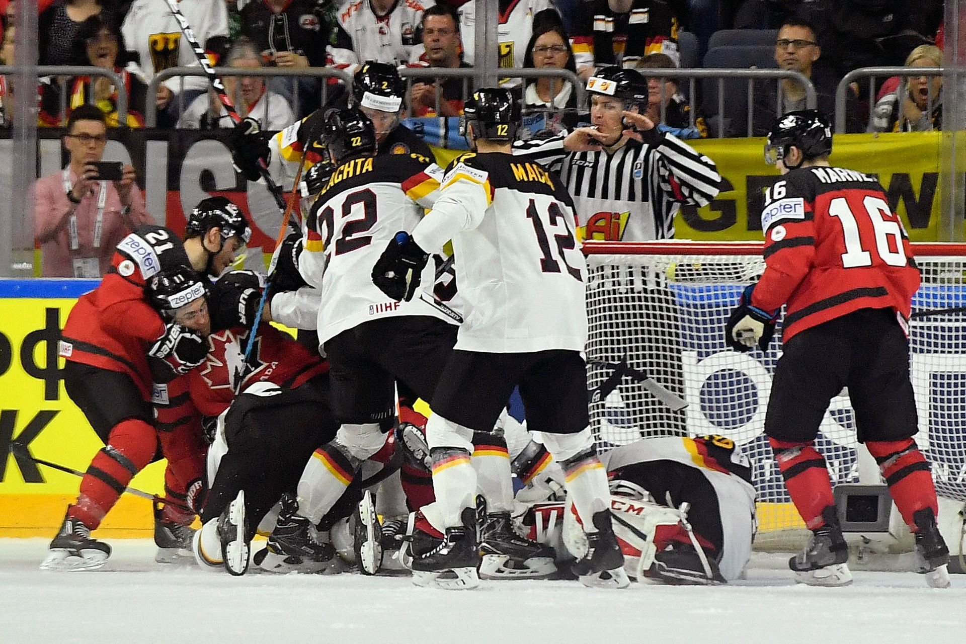 Eishockey-WM in Köln Eishockey-WM in Köln live Deutschland unterliegt Kanada nach großem Kampf