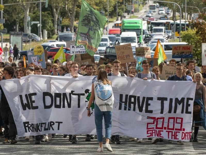 Bei der "Fridays for Future"-Demo ziehen Demonstranten durch die Innenstadt. Foto: Boris Roessler