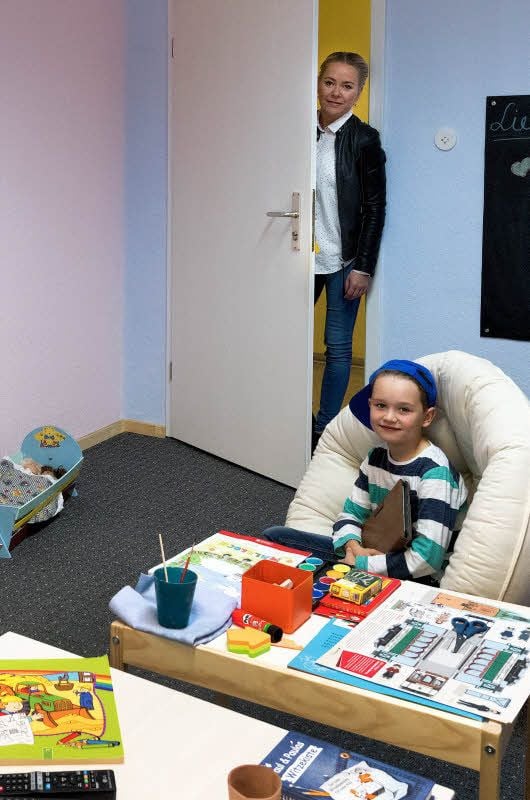 Susanne Herfurth, Geschäftsführerin der ASG Mücheln, und ihr Sohn Constantin zeigen das neue Familienzimmer des Unternehmens.