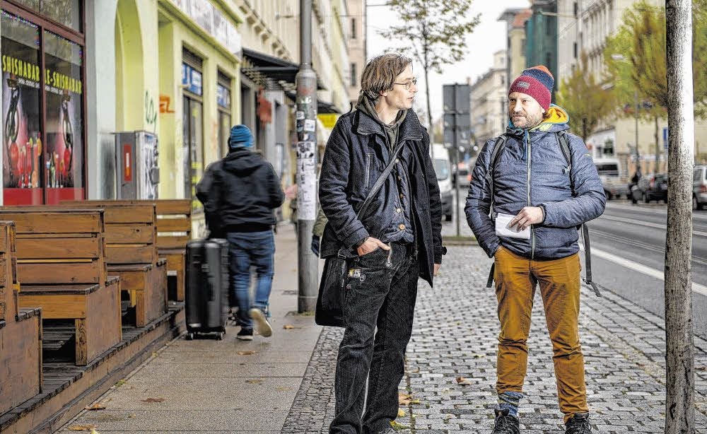 Sie halten die Waffenverbotszone für wirkungslos: Daniel Schade vom Ost-Passage-Theater (li.) und Stefan Kausch vom Pöge-Haus.