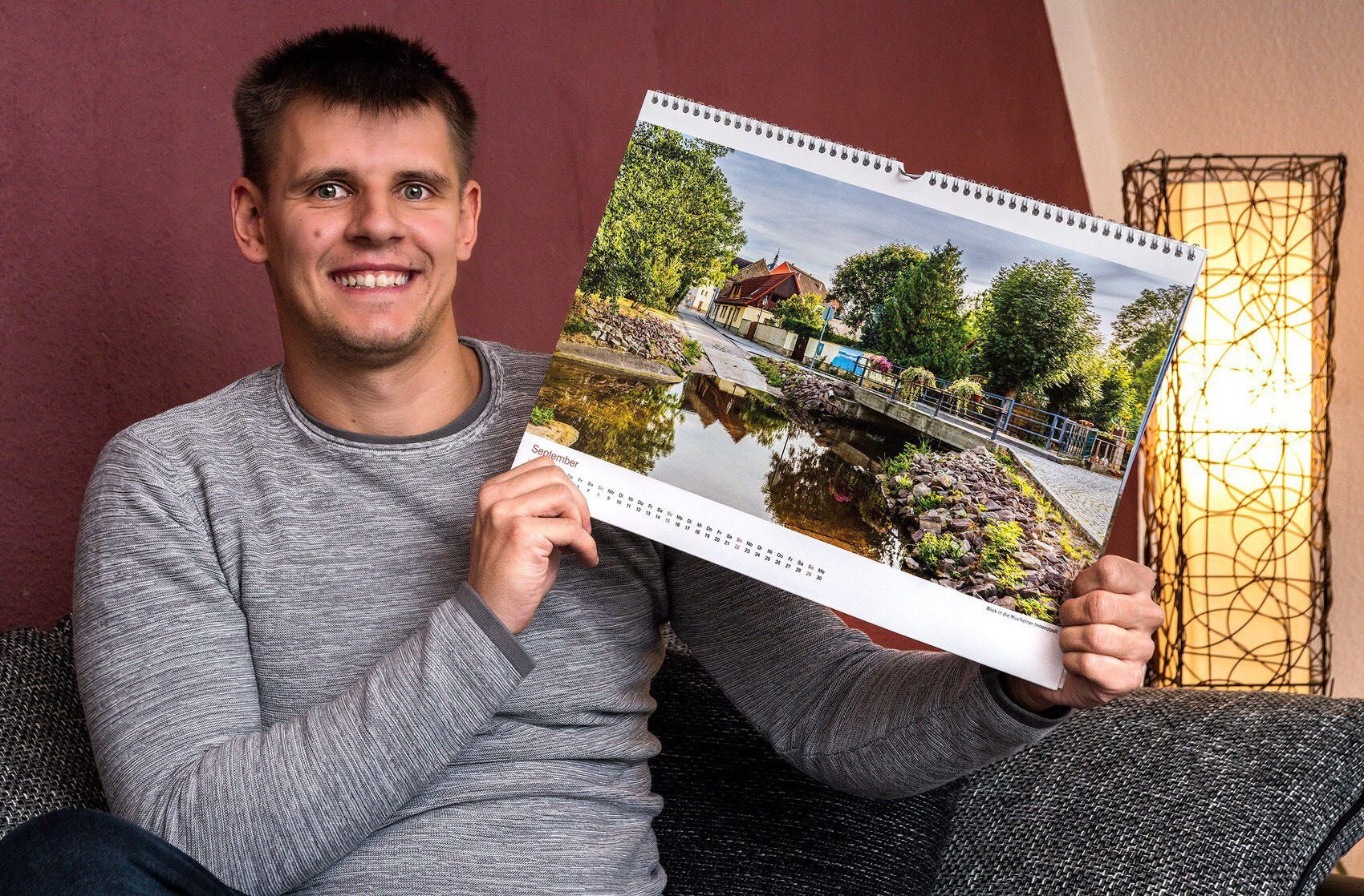 Sven Runkel zeigt seinen Geiseltal-Kalender für 2019, den es in seiner Heimatstadt Mücheln jetzt zu kaufen gibt.