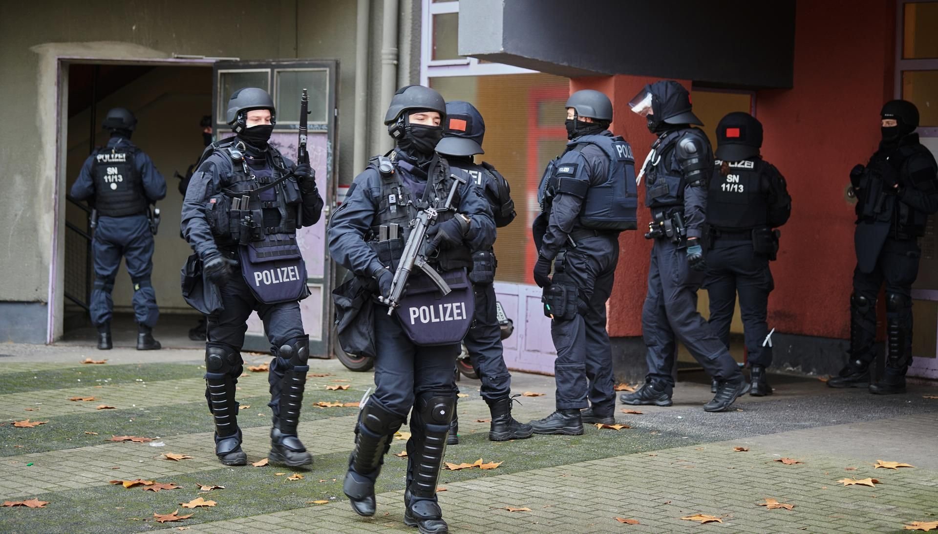 Knapp ein Jahr nach dem Kunstdiebstahl im Dresdner Grünen Gewölbe hat die Polizei in einer Großrazzia am Dienstagmorgen in Berlin drei Tatverdächtige festgenommen.