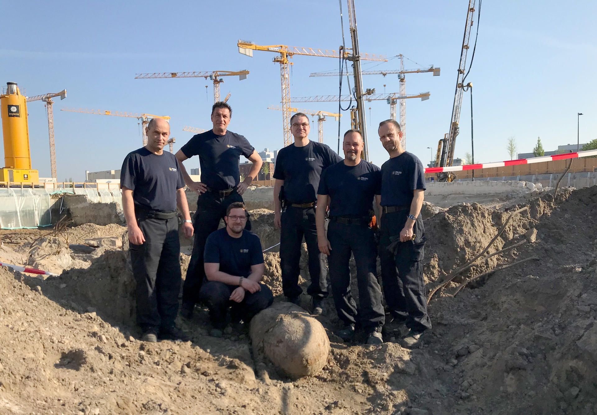 Die Bombenentschärfer vom LKA stehen neben der Weltkriegsbombe.