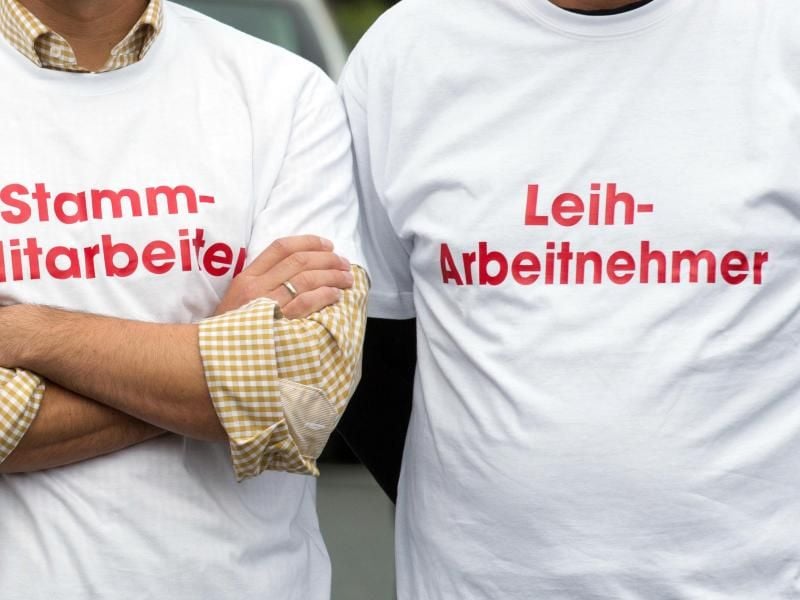 Nebeneinander - und doch getrennt? Zeit- oder Leiharbeiter arbeiten oft genau wie ihre Kollegen, verdienen aber meist deutlich weniger. Foto: Jörg Sarbach/dpa/dpa-tmn