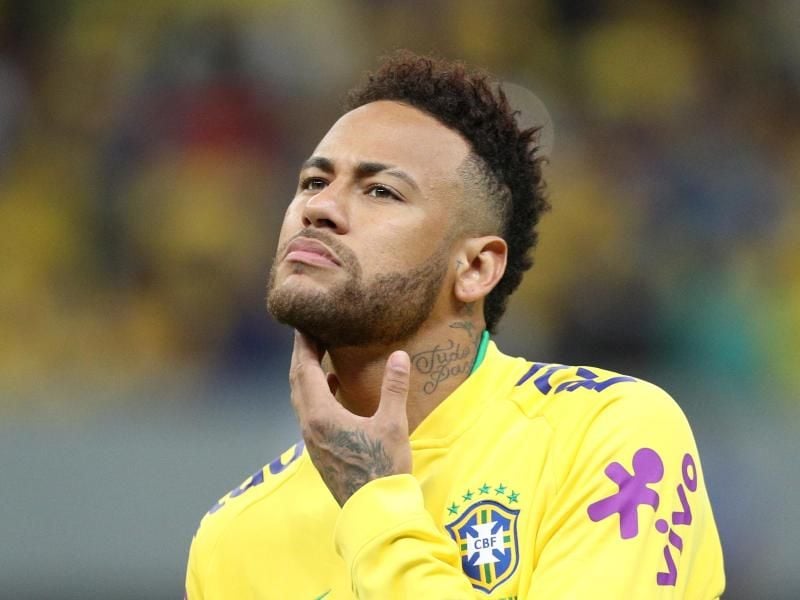 Brasiliens Neymar steht vor einem Spiel auf dem Feld. Foto: Li Ming/XinHua/dpa