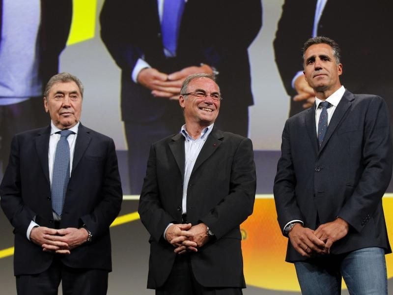 Die fünfmaligen Tour-Gewinner Eddy Merckx, Bernard Hinault und Miguel Indurain (l-r). Foto: Thibault Camus/AP