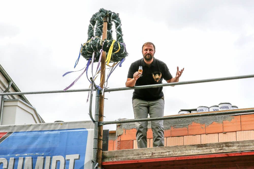 Bauherr Daniel Rost steht stolz auf dem Rohbau in der Weberstraße. Hier entsteht die Whiskymanufaktur.