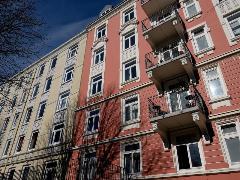 Sonne scheint im Stadtteil Eppendorf auf die Fassaden von Mehrfamilienhäusern. Foto: Axel Heimken/dpa/Archivbild