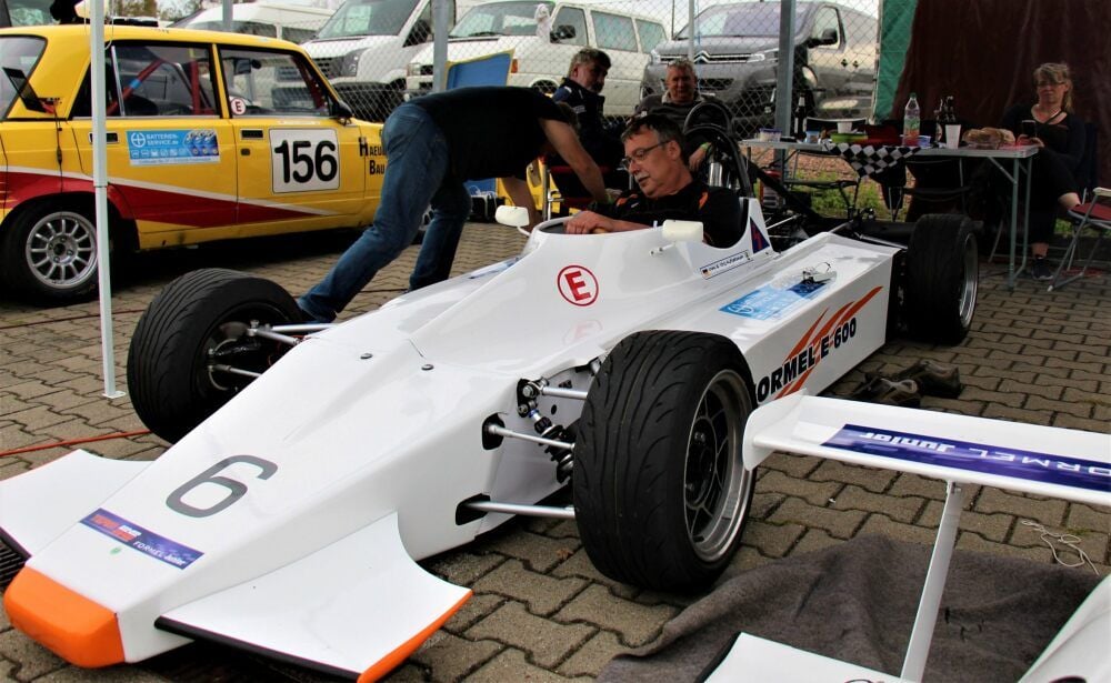 Letzte technische Überprüfungen am Formel-Junior E 600 von Jörg Aufgebauer aus Finsterwalde. Siegfried Schulz aus Köthen soll den Wagen 1978 gebaut haben. Im kommenden Jahr will Aufgebauer erneut auf dem Wattrelos-Ring beim Classic Cup starten. Dann sollen weitere Formel-Wagen dabei sein.