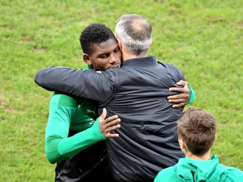 Mönchengladbachs Trainer Marco Rose umarmt Stürmer Breel Embolo. Foto: Torsten Silz/dpa