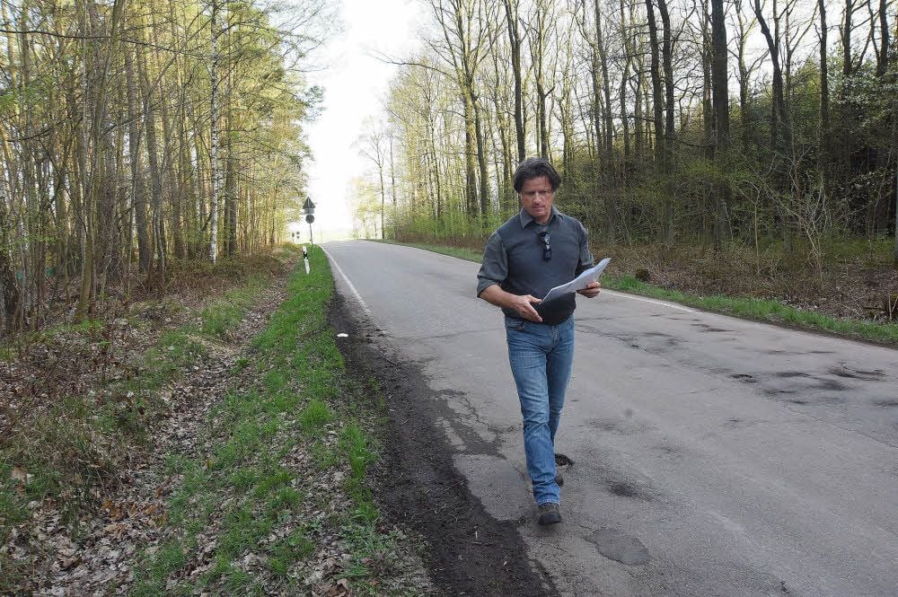 Kai Hadlich zeigt, wo der bereits reparierte Abschnitt in die löchrige Straße durch den Forst zwischen Breitenbach und Lonzig übergeht.