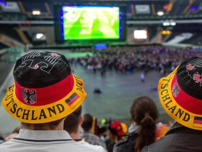 Fußballfans verfolgen beim Public Viewing die Fußball-EM-Begegnung Deutschland - Ukraine. Foto: Sebastian Stenzel/Archiv