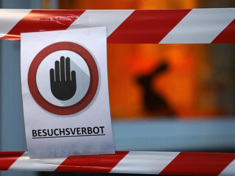 Ein Schild mit der Aufschrift "Besuchsverbot". Foto: Oliver Berg/dpa/Symbolbild