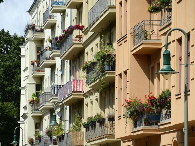 Um den Nachbarn einen Blick auf den eigenen Balkon zu verwehren, installieren viele Mieter einen Sichtschutz. Doch davor müssen sie den Vermieter um Erlaubnis fragen. Foto: Jens Kalaene/dpa-tmn/dpa
