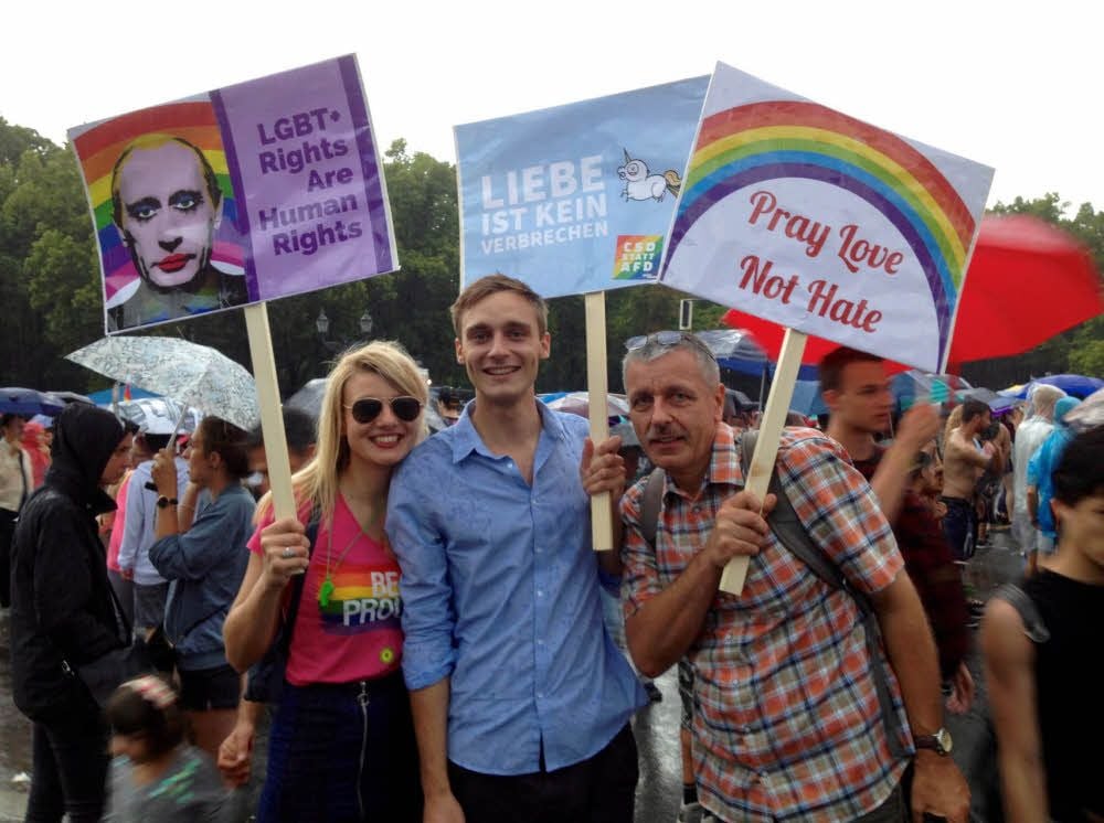 Markus Kowalski mit seiner Schwester und seinem Vater auf dem Christopher-Street-Day in Berlin