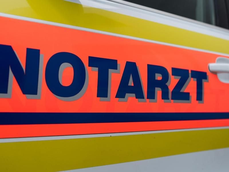 Der Schriftzug „Notarzt” ist an einem Einsatzfahrzeug zu lesen. Foto: Patrick Pleul/Archiv